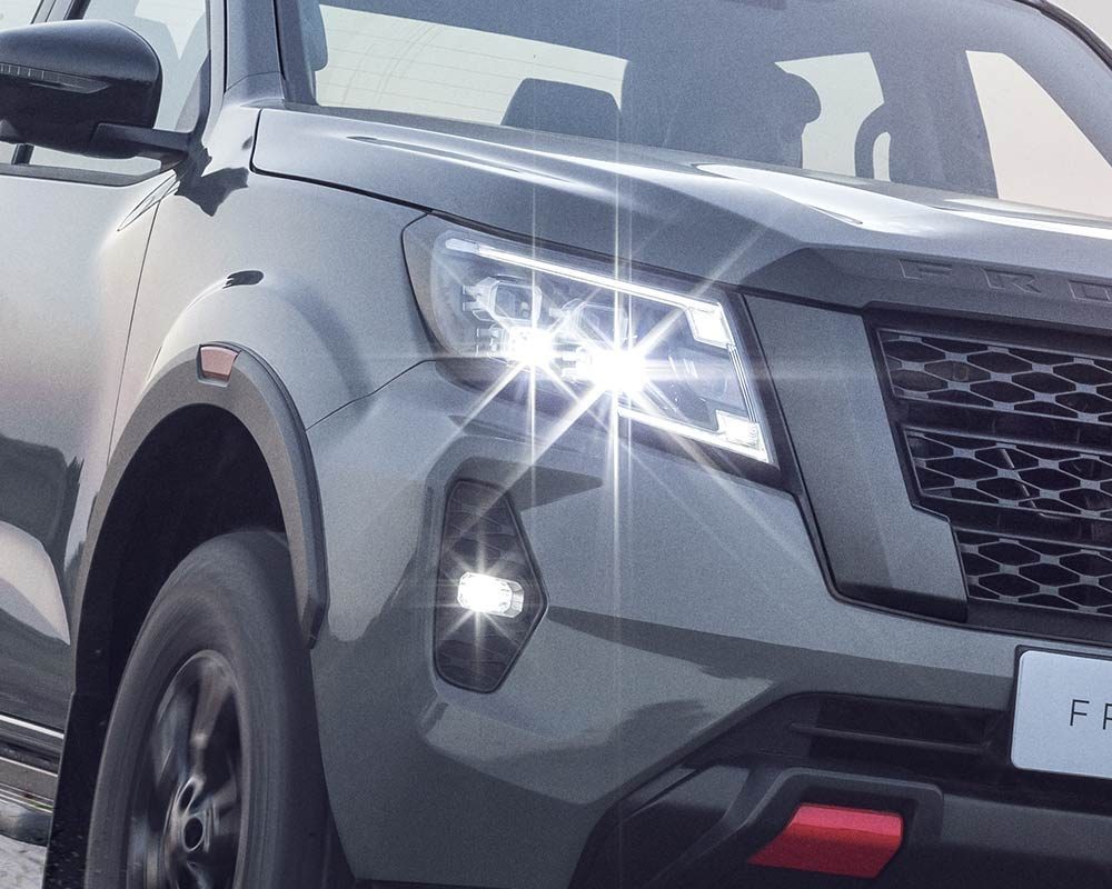 Nova Nissan Frontier: Faróis de LED em forma de “C” com 4 projetores e faróis de neblina