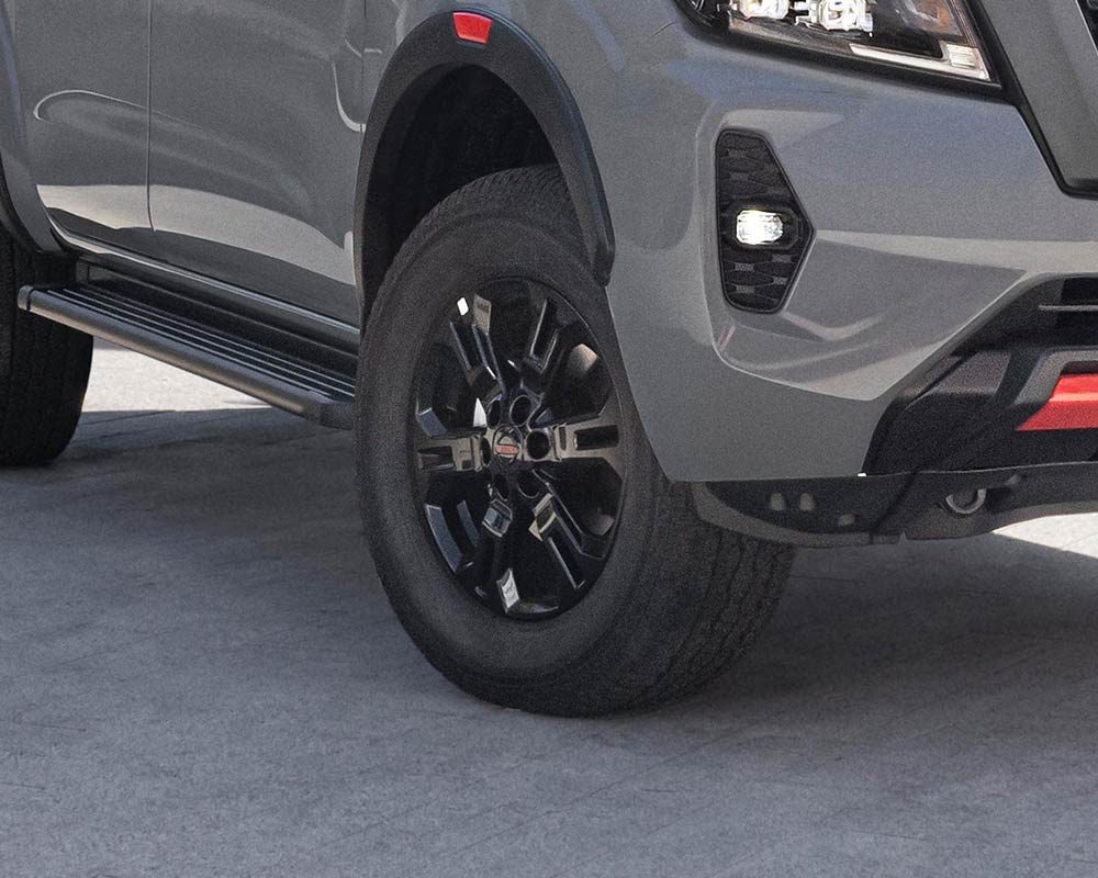 Nova Nissan Frontier: Rodas aro 17 em acabamento preto com pneus All Terrain